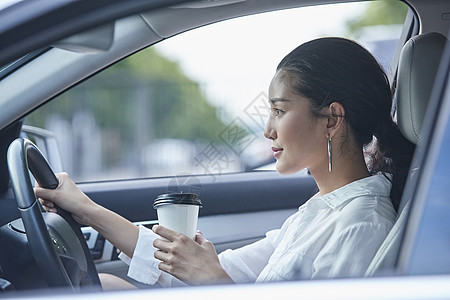 女人在车上喝咖啡图片