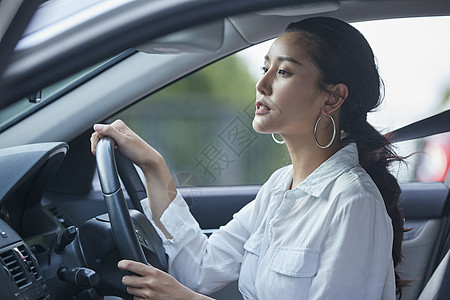 女人在开车看路图片