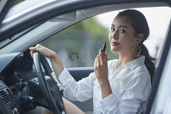 女人在车上涂口红图片