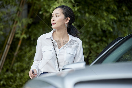 女人在汽车边上图片