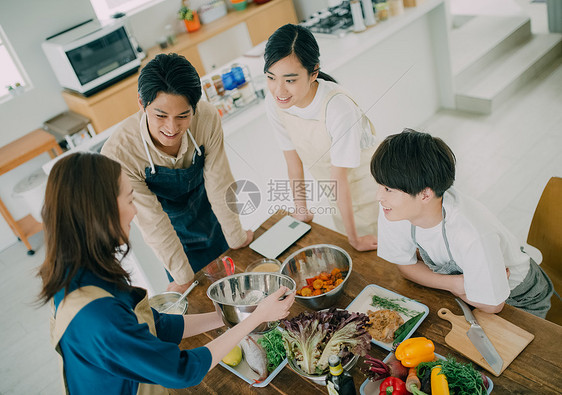 起居室轰趴聚会男女做美食生活图片