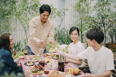 在露台花园的家庭聚会图片