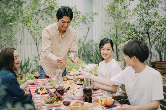 在露台花园的家庭聚会图片