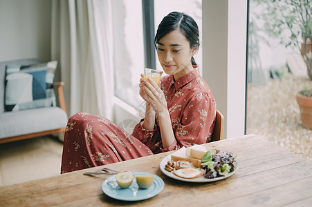 正在用餐的年轻女人图片