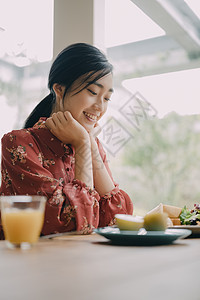 正在用餐的年轻女人图片