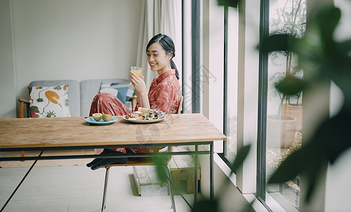 正在用餐的年轻女人图片