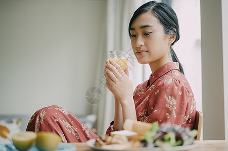 正在用餐的年轻女人图片