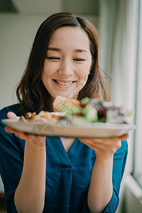 端着健康餐的女人图片