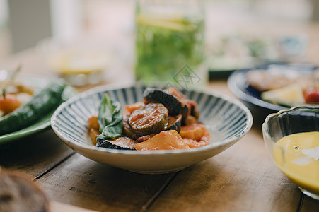 青年聚会一起做饭吃饭图片