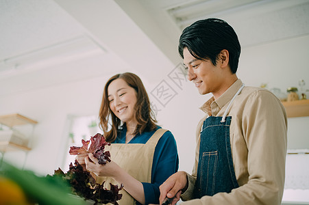 家庭聚会做美食的男女生活图片