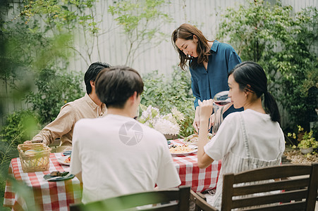 在露台花园的家庭聚会图片