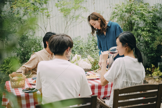 在露台花园的家庭聚会图片