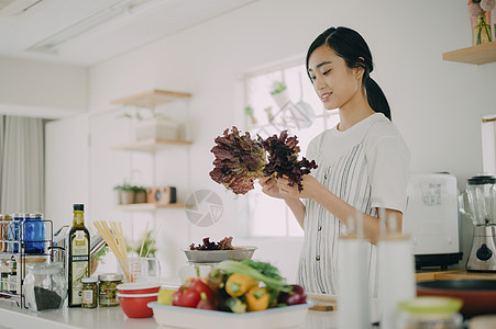 在厨房做餐的女人图片