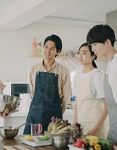 家庭聚会做美食的男女生活图片