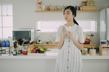 在厨房休息的女人图片