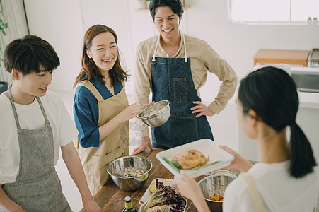 家庭聚会做美食的男女生活图片