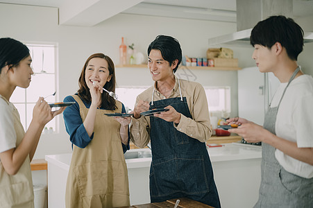 家庭聚会用餐的男女生活图片