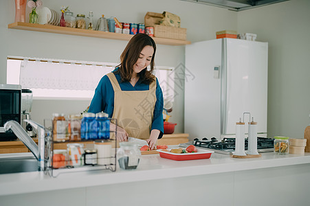 室内正在做美食的女人图片