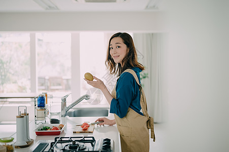 厨房里的年轻女人图片