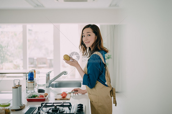 厨房里的年轻女人图片