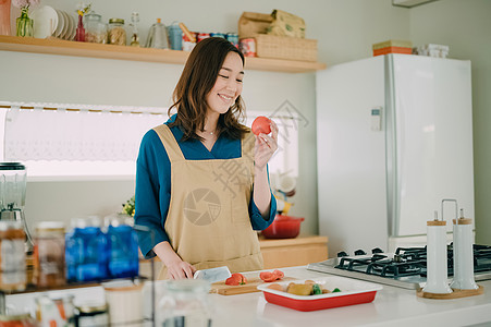 一人户内掌握女生活美食图片