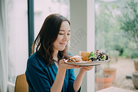 享受美食的青年图片