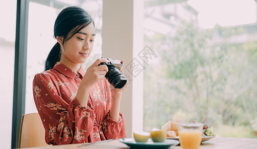 给餐桌上拍摄的女人图片