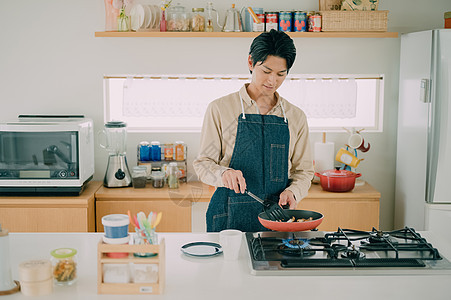 年轻男子在厨房做美食图片