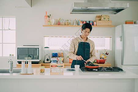 年轻男子在厨房做美食图片