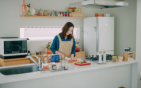 年轻女人在厨房做美食图片