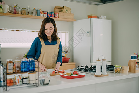 年轻女人在厨房做美食图片