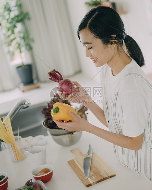 年轻女人在厨房做美食图片