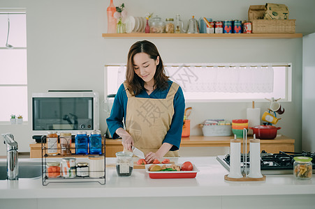 度假女人在厨房做美食图片