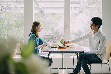 微笑的夫妻准备用餐图片