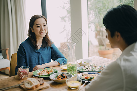 快乐的已婚夫妇午餐生活图片