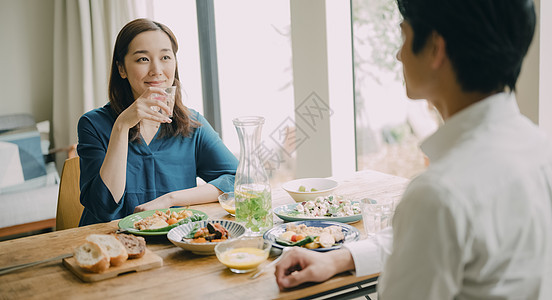 青年聚会一起做饭吃饭图片