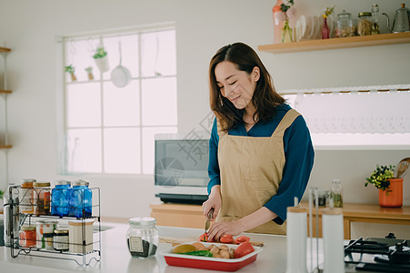 青年聚会一起做饭吃饭图片