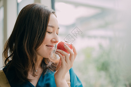 青年聚会一起做饭吃饭图片