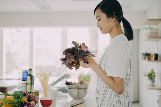 青年聚会一起做饭吃饭图片