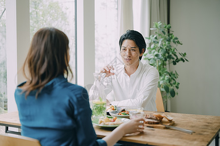 青年聚会一起做饭吃饭图片