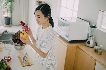 女性在家中做饭图片