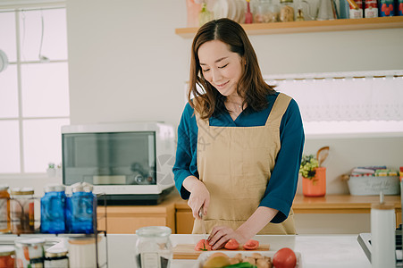 女性在家中做饭图片