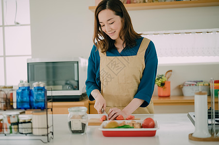 女性在家中做饭图片