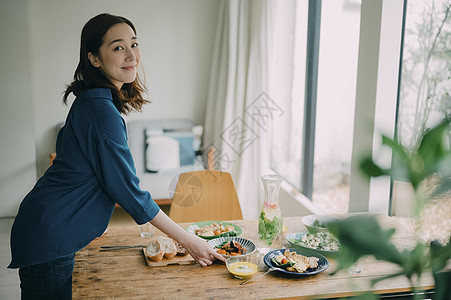 女性在家中做饭背景图片