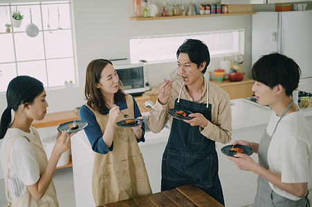 青年聚会一起做饭吃饭图片