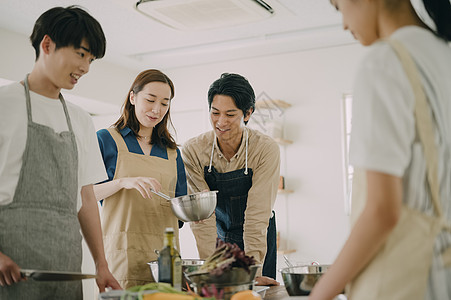 青年聚会一起做饭吃饭图片