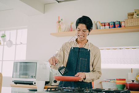 青年聚会一起做饭吃饭图片