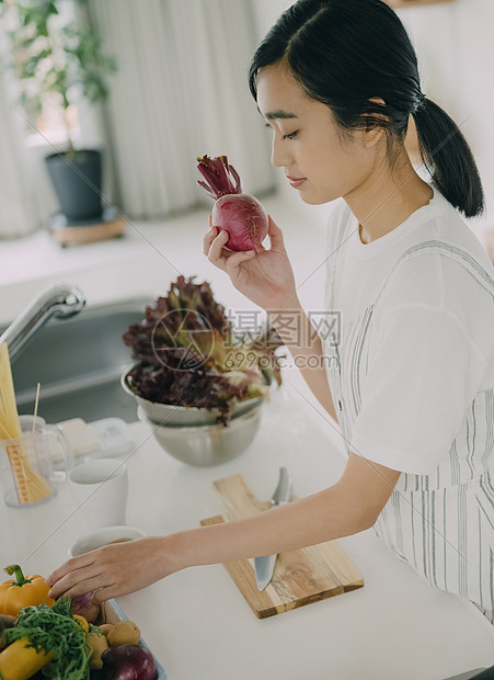 青年聚会一起做饭吃饭图片