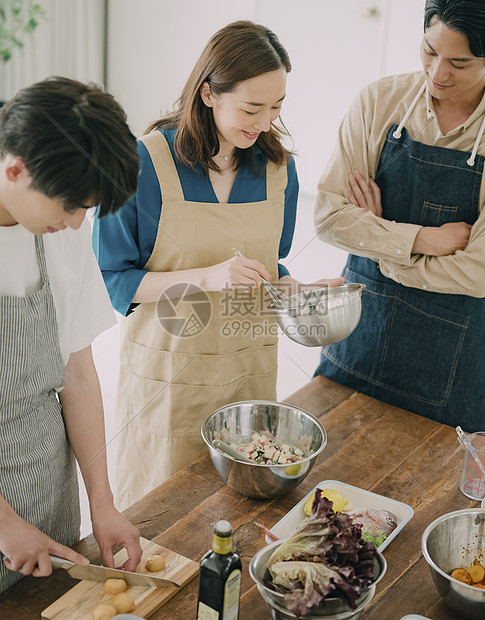 青年聚会一起做饭吃饭图片