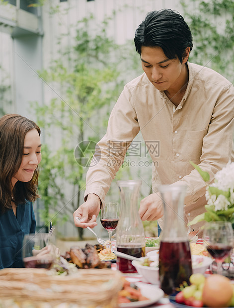 青年聚会一起做饭吃饭图片